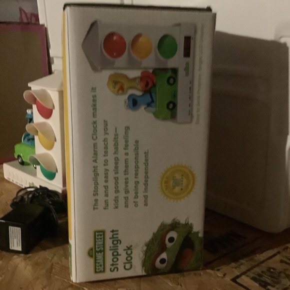 Sesame Street Stoplight Sleep Enhancing Alarm Clock for Kids (Elmo & Friends) - Picture 6 of 7